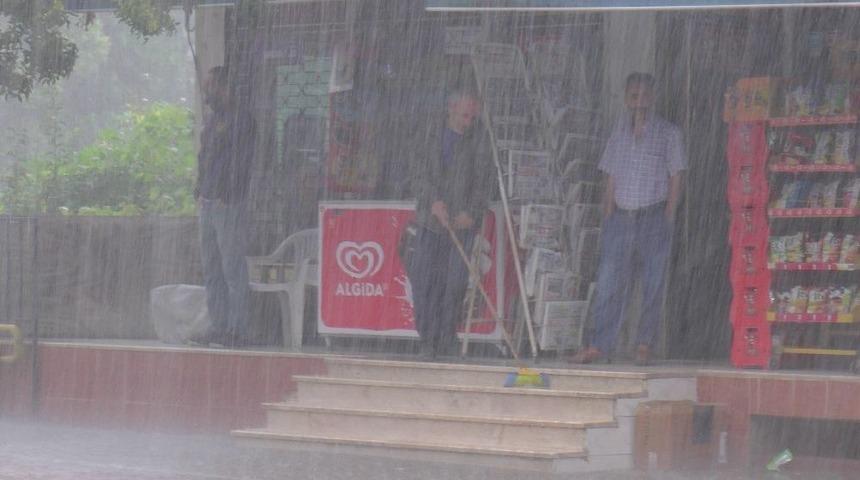 Aniden Bastıran Sağanak Yağış Sonrası Yollar G&ouml;le D&ouml;nd&uuml;