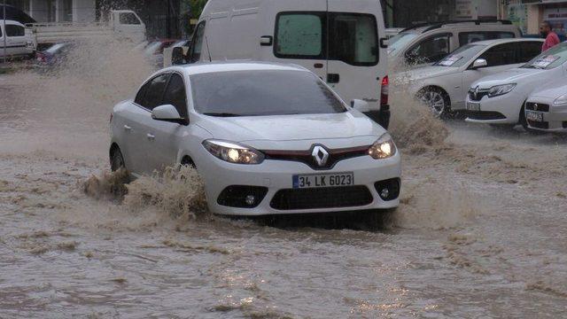 Aniden Bastıran Sağanak Yağış Sonrası Yollar Göle Döndü