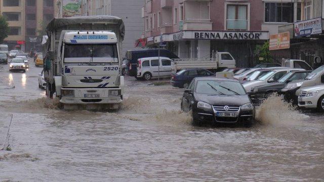 Aniden Bastıran Sağanak Yağış Sonrası Yollar Göle Döndü