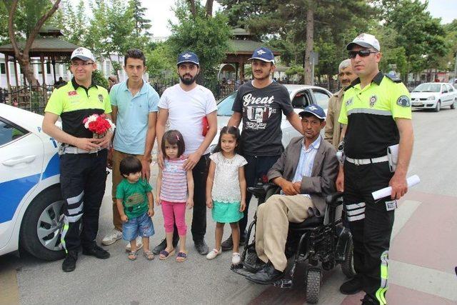 Babalar Günü Uygulaması Yapan Polislere Bu Kez Sürücülerden Sürpriz