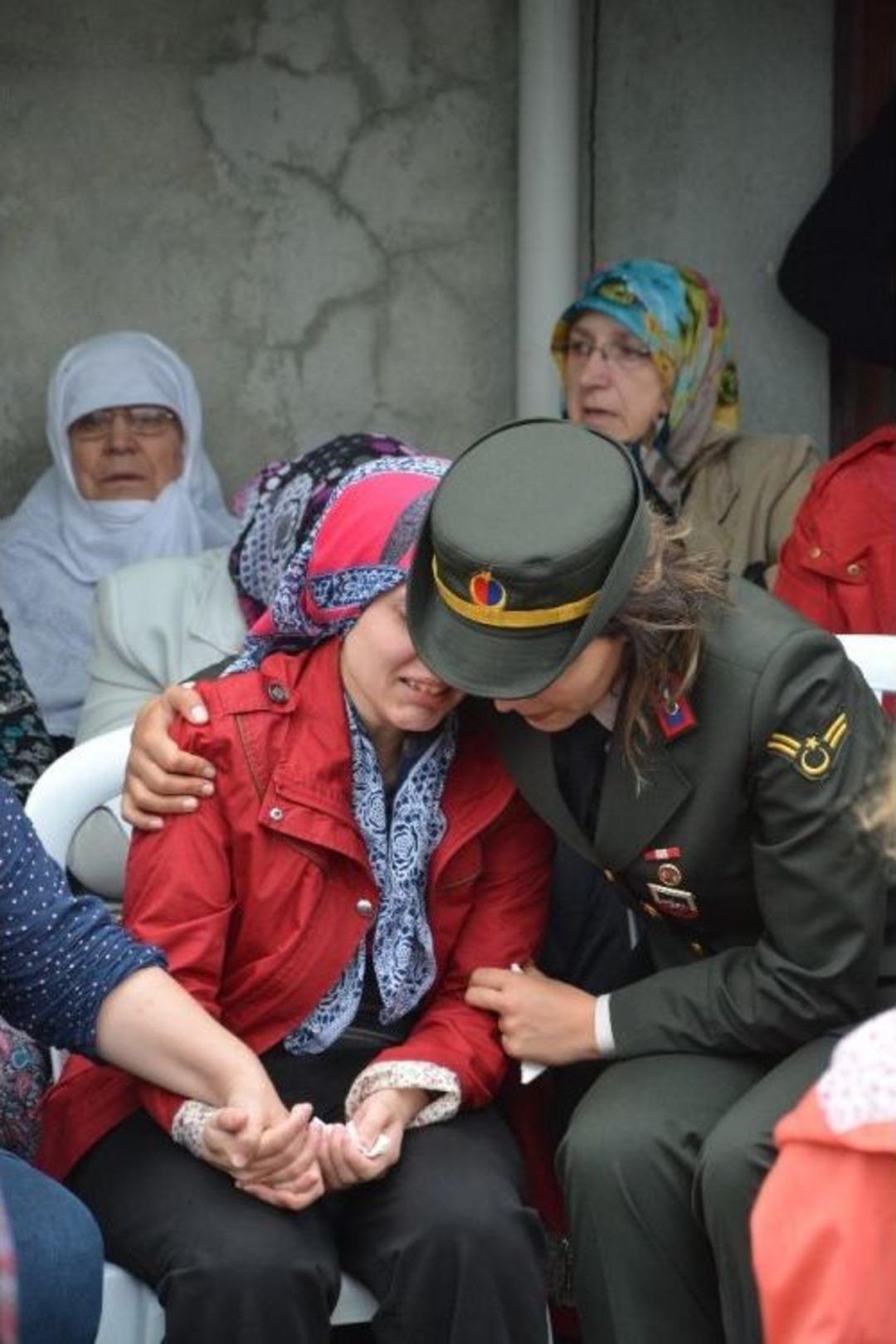 Babalar G&uuml;n&uuml;&rsquo;nde Şehit Oğluna Veda Etti