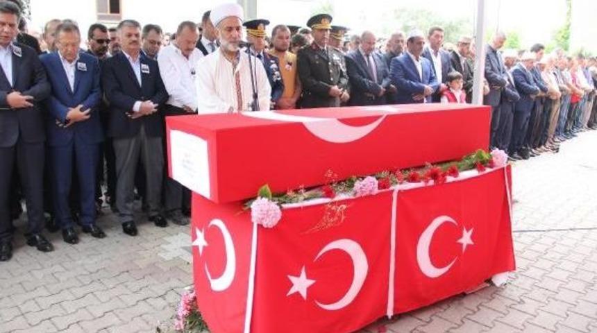 2 &Ccedil;ocuk Babası Şehit Uzman &Ccedil;avuş 'babalar G&uuml;n&uuml;'nde G&ouml;zyaşlarıyla Toprağa Verildi