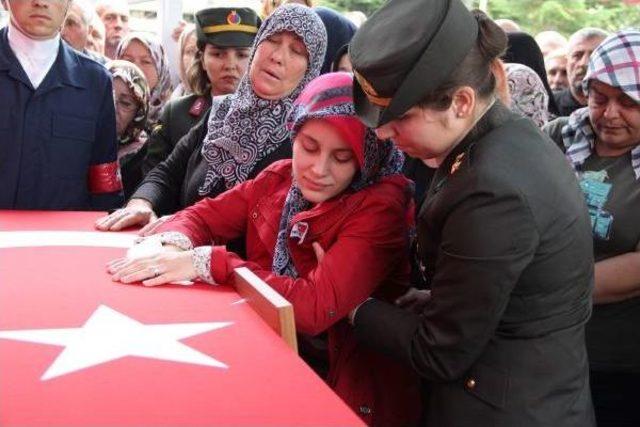 2 Çocuk Babası Şehit Uzman Çavuş 'babalar Günü'nde Gözyaşlarıyla Toprağa Verildi