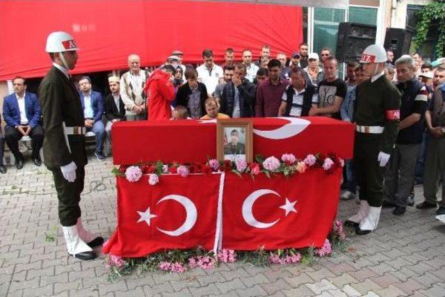 2 Çocuk Babası Şehit Uzman Çavuş 'babalar Günü'nde Gözyaşlarıyla Toprağa Verildi