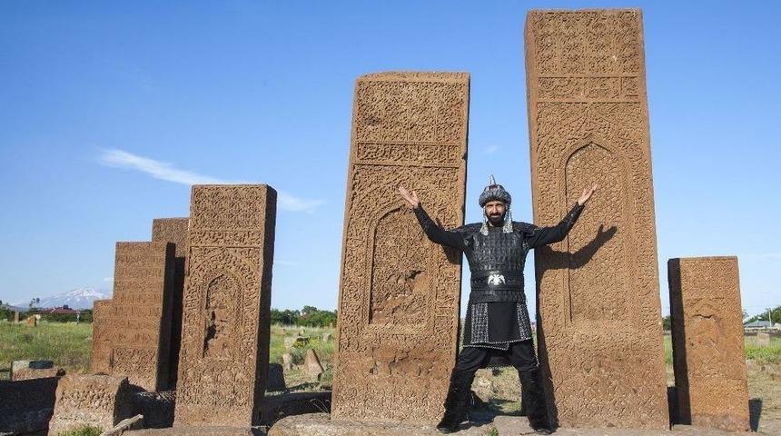 Cumhurbaşkanı İ&ccedil;in &rsquo;dombıra&rsquo;nın Arap&ccedil;a Klibini &Ccedil;ekiyor