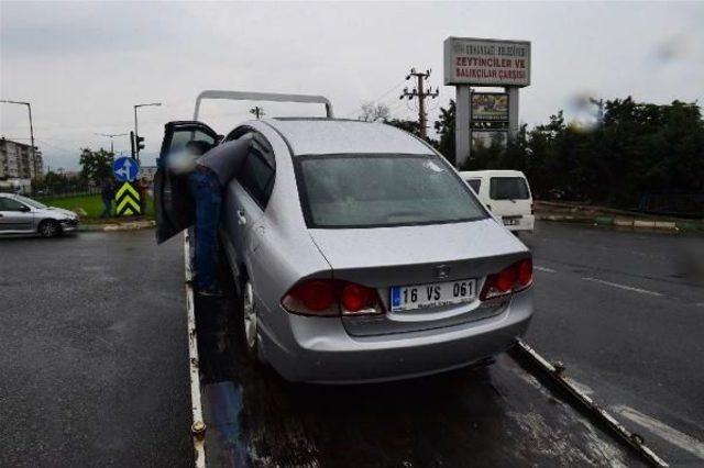 Kamyon Kaldırıma Devrildi, Tonlarca Domates Çevreye Saçıldı