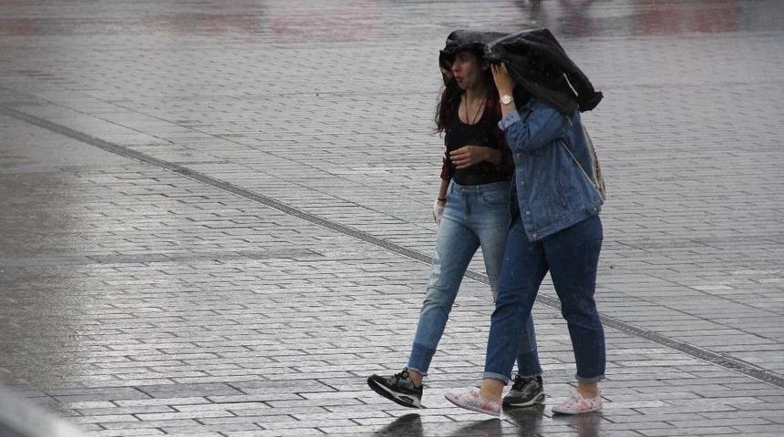 Taksim&rsquo;de Vatandaşlar Yağmura Hazırlıksız Yakalandı