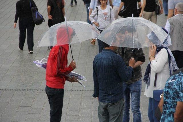 Taksim’de Vatandaşlar Yağmura Hazırlıksız Yakalandı