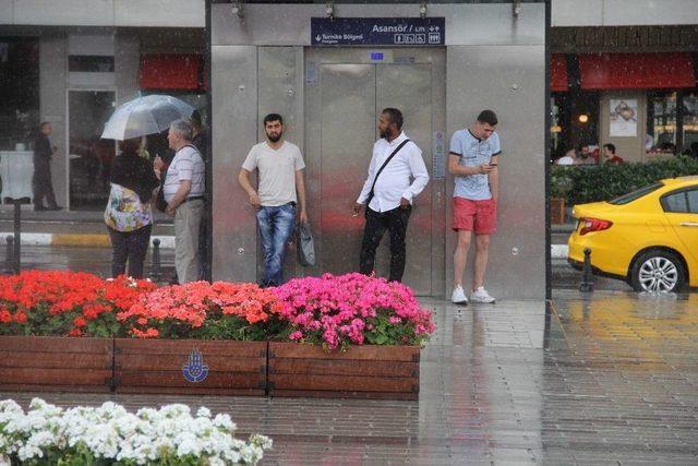 Taksim’de Vatandaşlar Yağmura Hazırlıksız Yakalandı