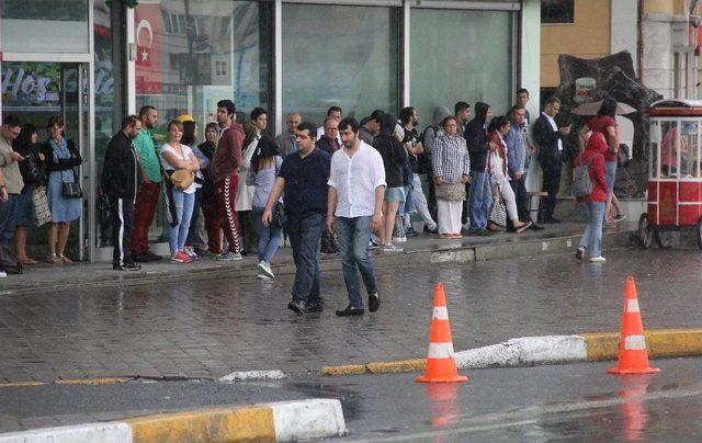 Taksim’de Vatandaşlar Yağmura Hazırlıksız Yakalandı