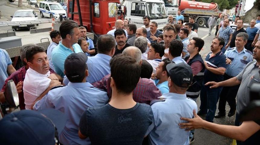 Belediye Görevlileri Arasındaki Atatürk Takı Tartışması Arbedeye Döndü