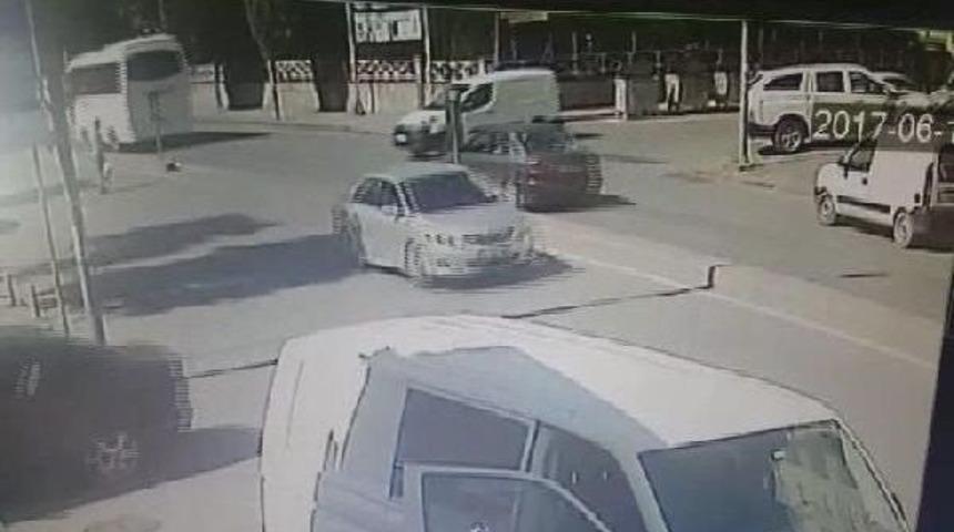 Otomobilin Yayaya &Ccedil;arptığı An