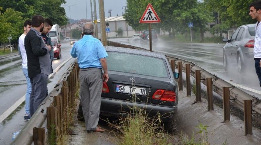 Yoldan &Ccedil;ıkan Otomobil Bankete D&uuml;şt&uuml;