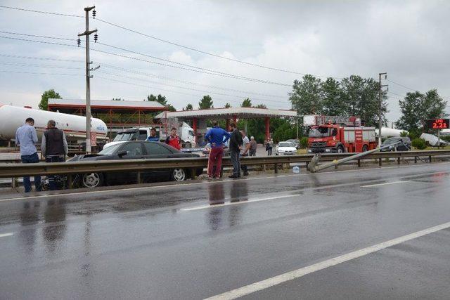 Yoldan Çıkan Otomobil Bankete Düştü