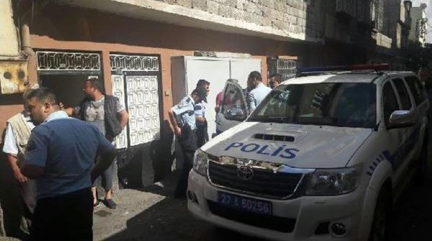 Taksi G&ouml;ndermeyen Durağa Maytap Attı: 2 Yaralı