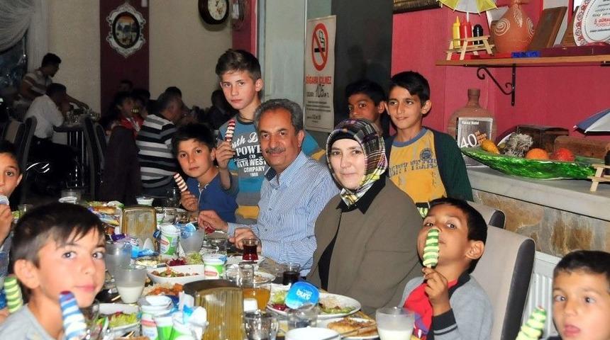 Akşehir Belediyesi &lsquo;dedeler, Nineler Ve Torunları&rsquo; İftarda Buluşturdu