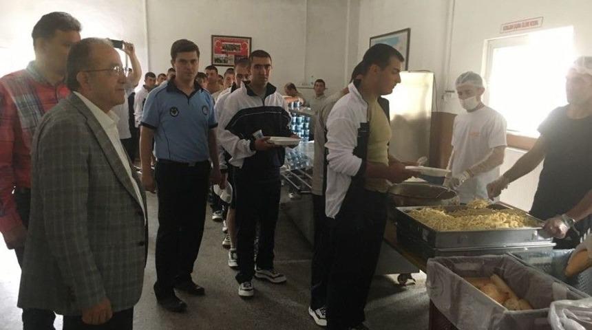 Manisa&rsquo;da Yaklaşık 6 Bin Askerin Yemek İhtiyacını B&uuml;y&uuml;kşehir Belediyesi Karşıladı