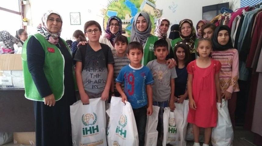 Yetim &Ccedil;ocuklara Bayramlık Dağıtıldı