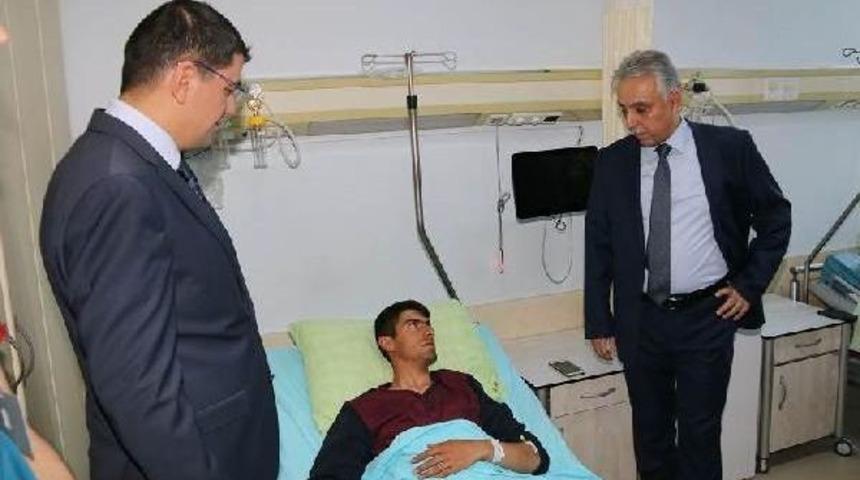 Hakkari Valisi Toprak, Hastanede Yaralı Askerleri Ziyaret Etti