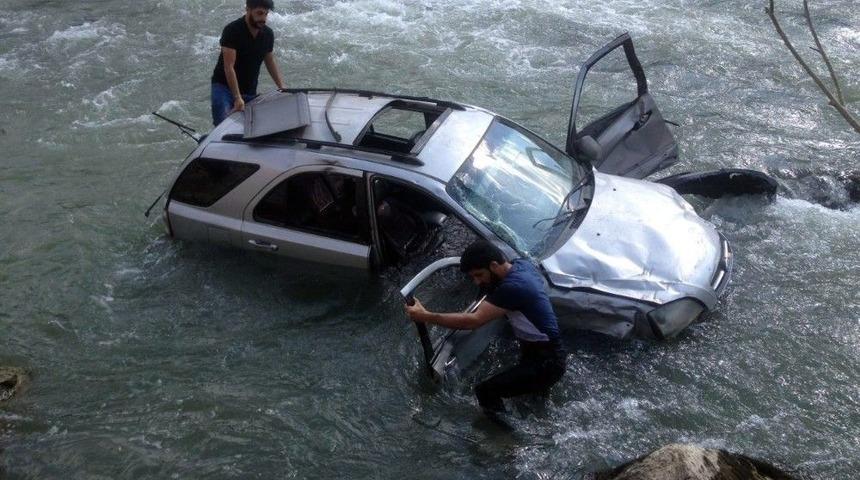 Y&uuml;ksekova&rsquo;da Trafik Kazası: 1 &Ouml;l&uuml;, 5 Yaralı, 3 Kayıp