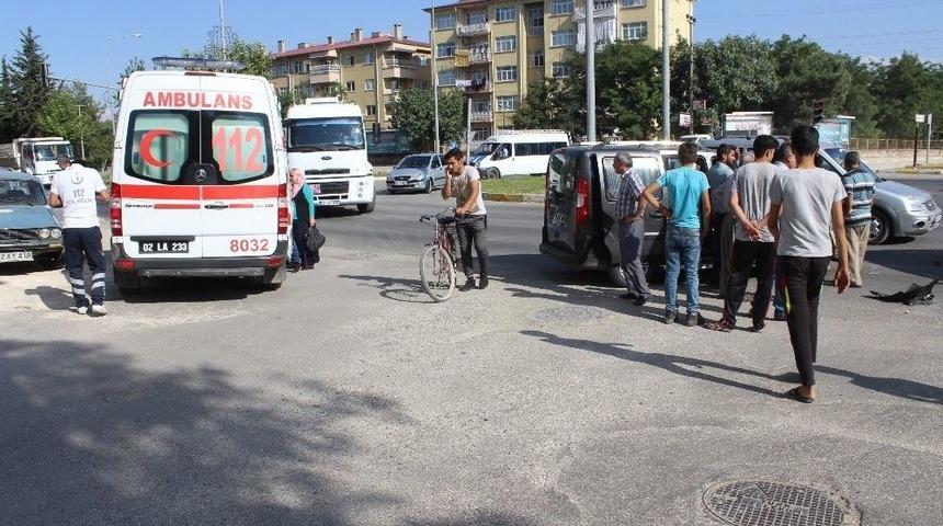 Hafif Ticari Ara&ccedil; İle Minib&uuml;s &Ccedil;arpıştı: 3 Yaralı