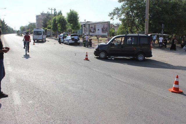 Hafif Ticari Ara&ccedil; İle Minib&uuml;s &Ccedil;arpıştı: 3 Yaralı 1