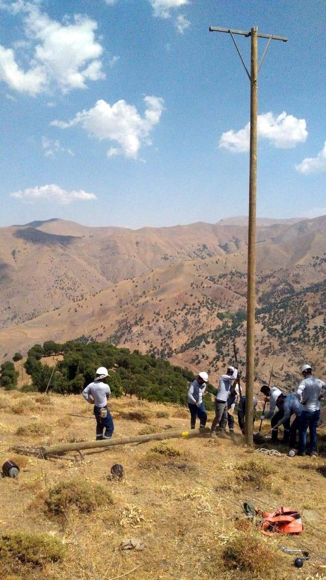 DEDAŞ ekipleri, elektrik direklerini sırtlarında taşıdı