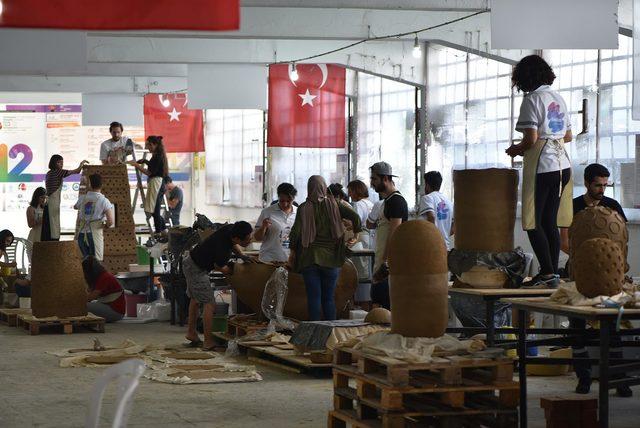 Pişmiş Toprak Sempozyumu'na katılan sanatçılar heykel yapıyor