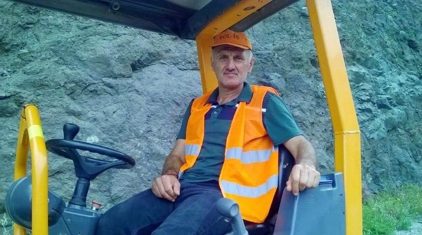 İş Makinesi Dereye Yuvarlandı: 1 &Ouml;l&uuml;