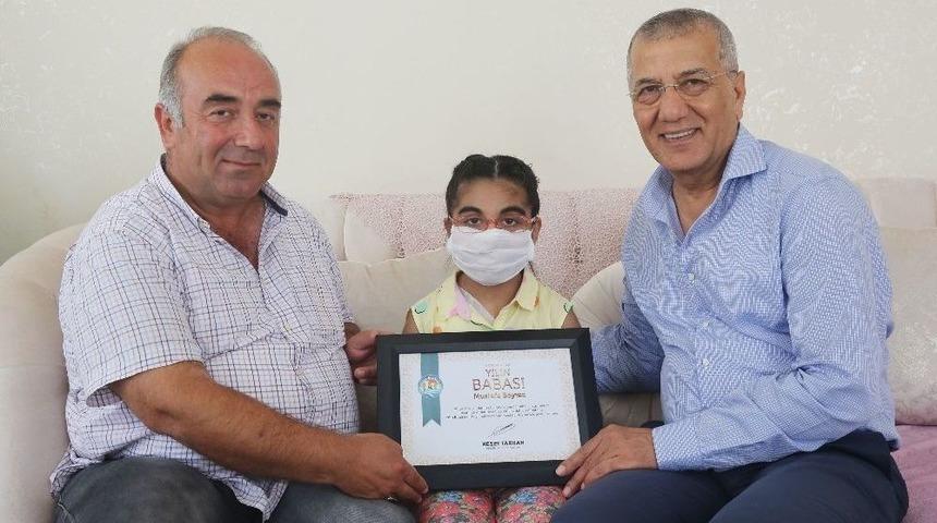 Başkan Tarhan&rsquo;dan, Minik Kader&rsquo;e B&ouml;breğini Veren Boyraz&rsquo;a &lsquo;yılın Babası&rsquo; Belgesi