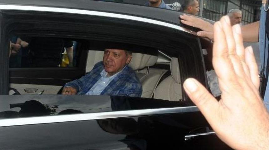 Cumhurbaşkanı Erdoğan Hasta Ziyareti Sonrası Vatandaşları Selamladı