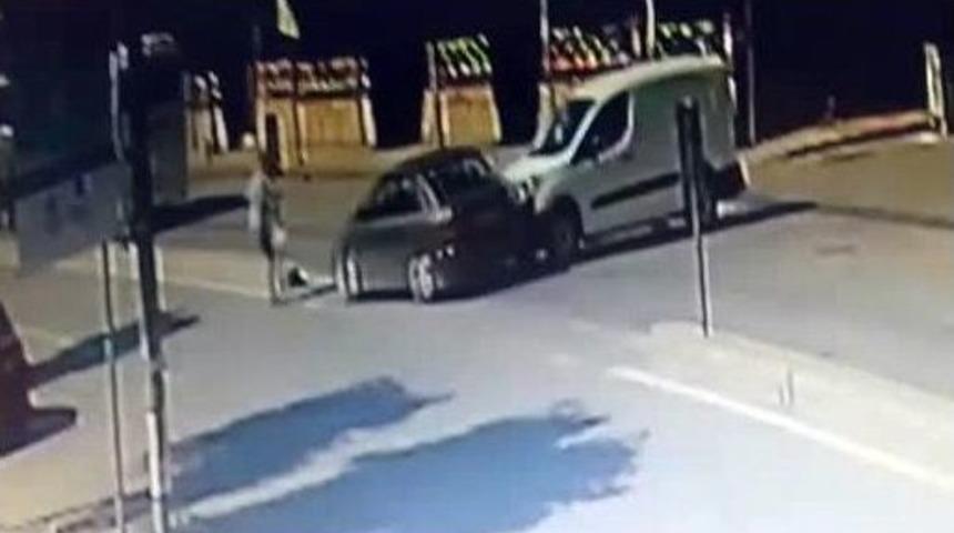 &Ccedil;arptığı Adama Yardım Etmek Yerine &Ccedil;ocuklarını Ara&ccedil;tan Ka&ccedil;tı