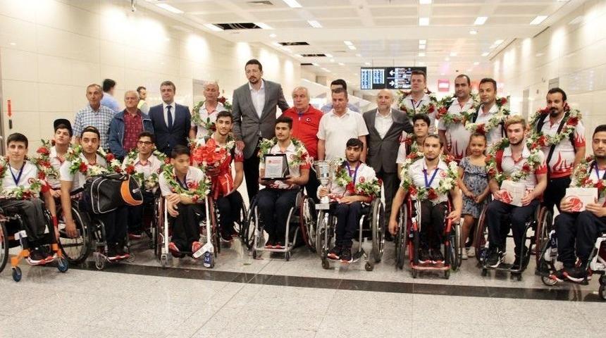 D&uuml;nya İkincisi Olan Engelli Basketbolcular İstanbul&rsquo;a D&ouml;nd&uuml;