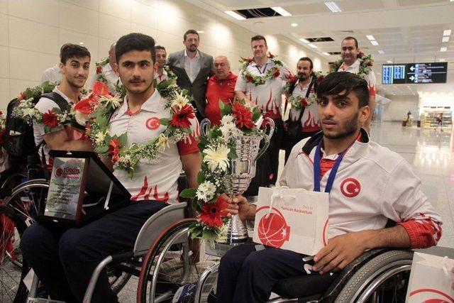Dünya İkincisi Olan Engelli Basketbolcular İstanbul’a Döndü 1