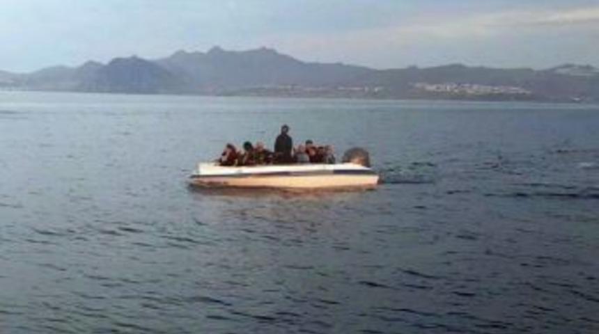 Denizde Mahsur Kalan M&uuml;ltecilerin İmdadına Sahil G&uuml;venlik Ekipleri Yetişti