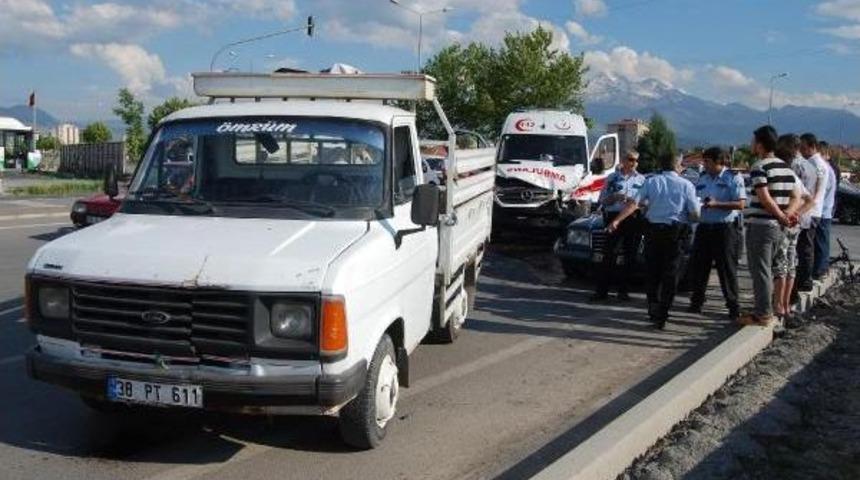 Ambulansın Da Karıştığı Zincirleme Kazada 1 Kişi Yaralı