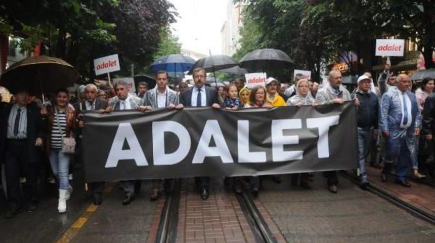 Eskişehir'de Yağmur Altında 'adalet' Y&uuml;r&uuml;y&uuml;ş&uuml;
