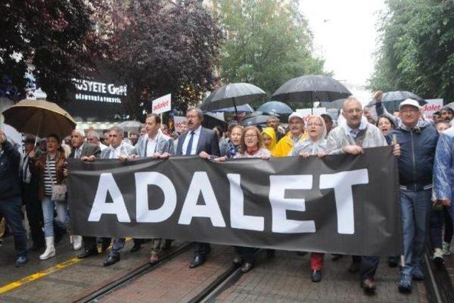 Eskişehir'de Yağmur Altında 'adalet' Yürüyüşü