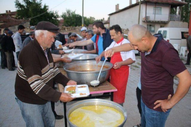 Eski Geleneklerine Göre İftar Yapıyorlar