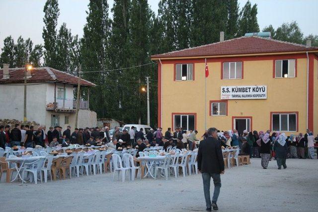 Eski Geleneklerine Göre İftar Yapıyorlar