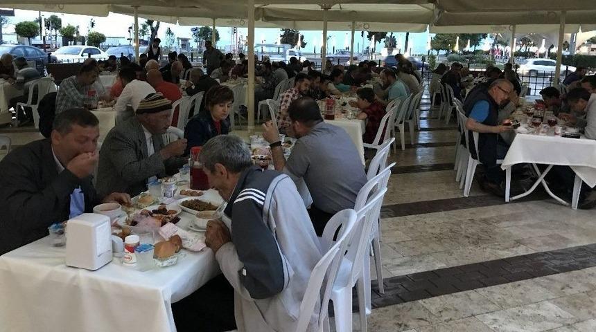 Cami Avlusunda İftara B&uuml;y&uuml;k İlgi