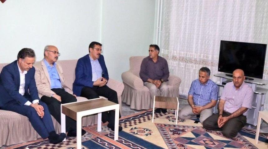 Bakan Tüfenkci, Şehit Ailelerini Ziyaret Etti