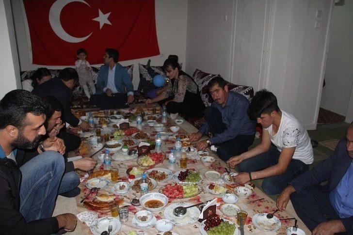 Kaymakam Öztürk Şehit Korucunun Ailesiyle İftar Açtı G1