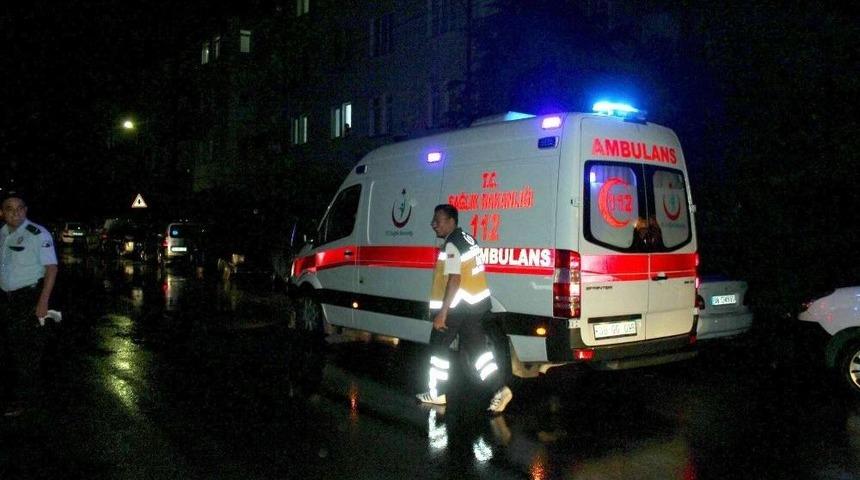 Çatıya Yıldırım Düştü, Bina Sakinleri Büyük Korku Yaşadı