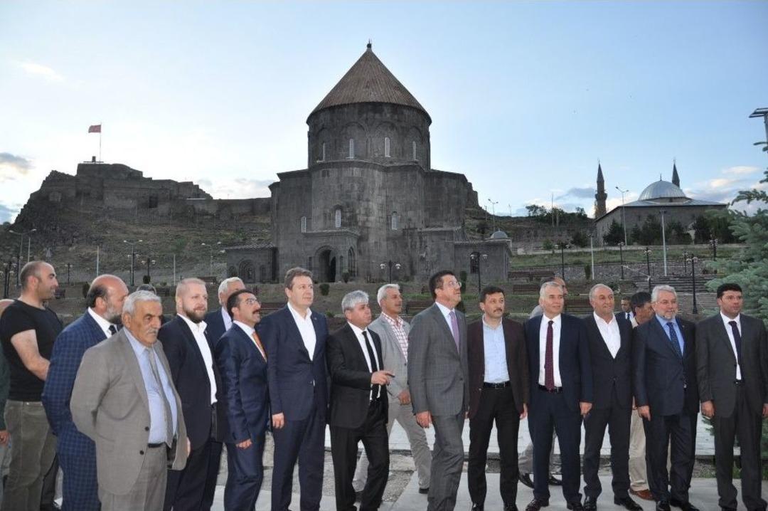 Bakan Zeybekci 3 Bin Kişiyle İftar A&ccedil;tı