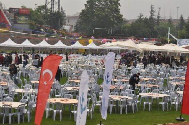 Bakan Avcı Stadyumdaki Iftar Yemeğine Katıldı