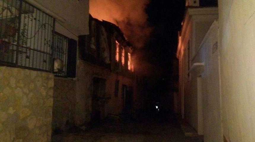 Kuşadası&rsquo;nın Eski Evleriyle &Uuml;nl&uuml; Camiatik Mahallesi&rsquo;nde Yangın