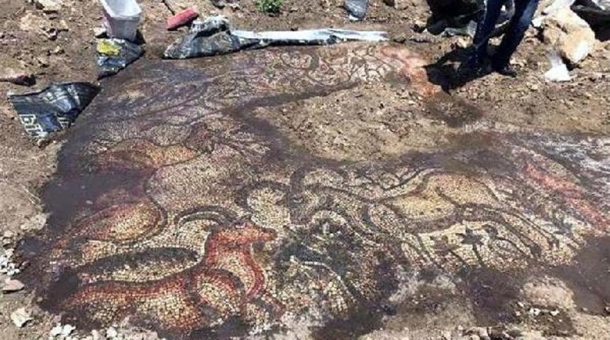 G&ouml;lbaşı'nda 1600 Yıllık Mozaik Bulundu