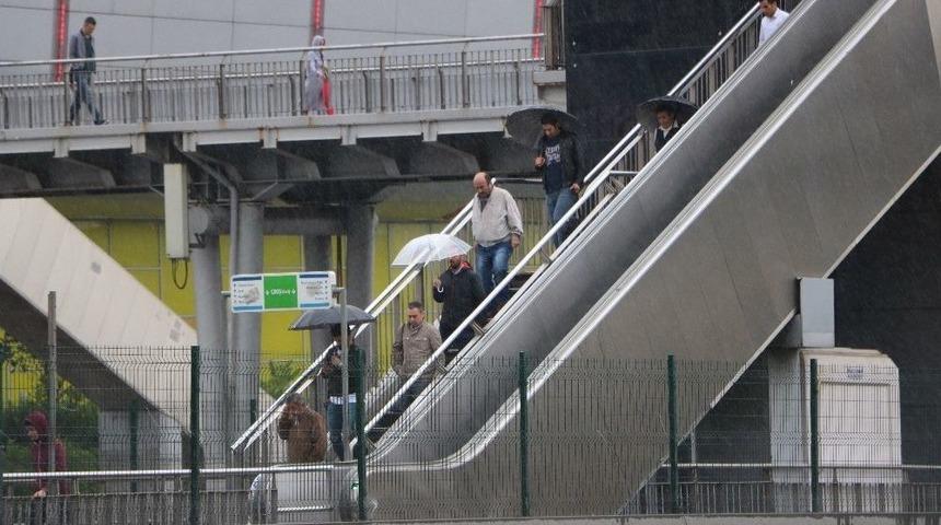 İstanbul&rsquo;da Sağanak Yağış Ve Serin Hava Etkili Oluyor