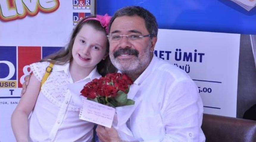 Ahmet &Uuml;mit D&r'da Minik Okurlarıyla Buluştu